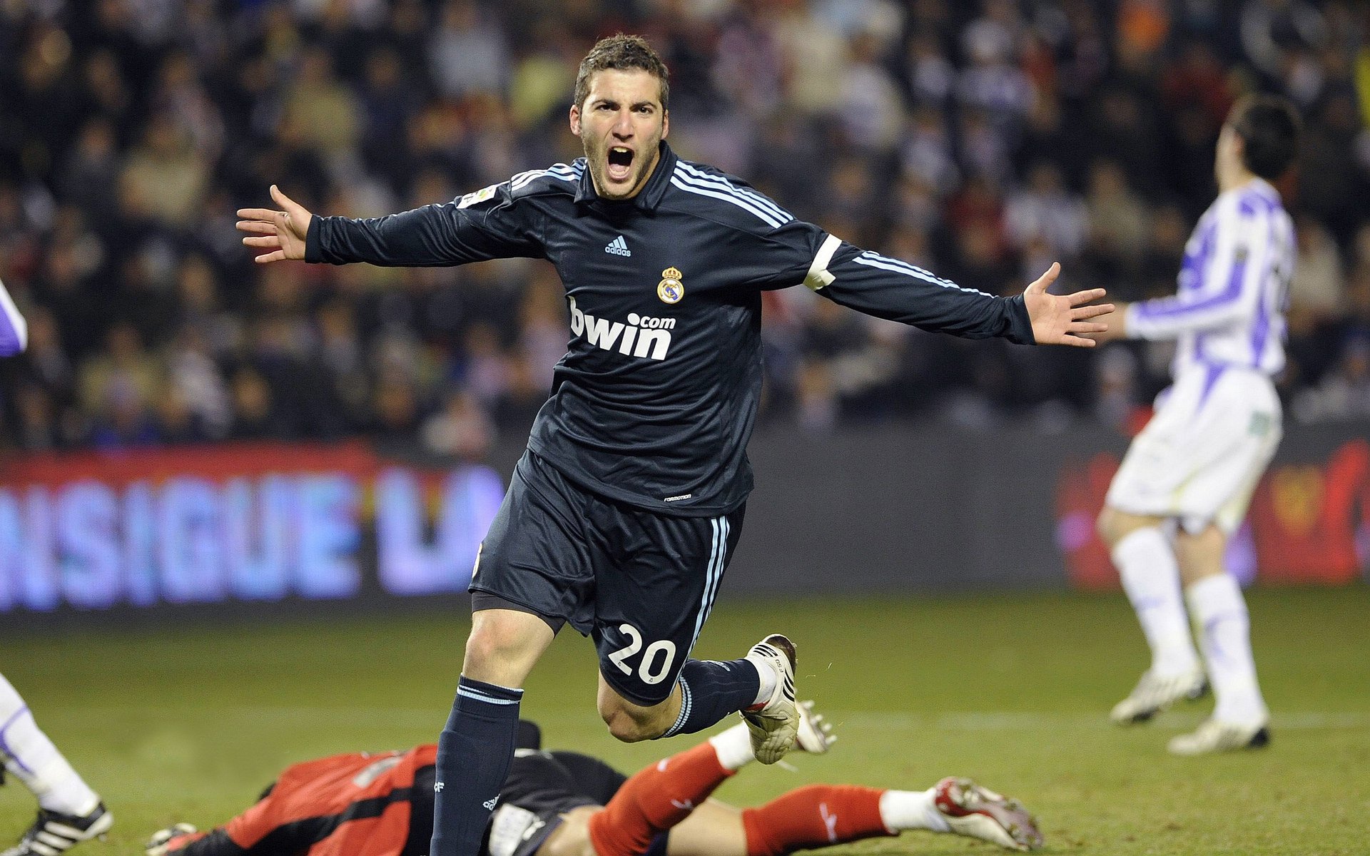 九游APP官网-星空下的夜间徒步，感受黑暗中的运动魅力，夜晚徒步的说说